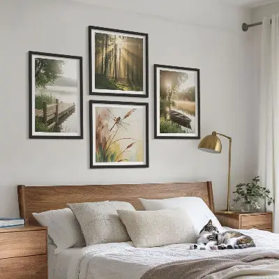 Billedvæg over sofa med motiv af sø, skov, båd og morgentåge