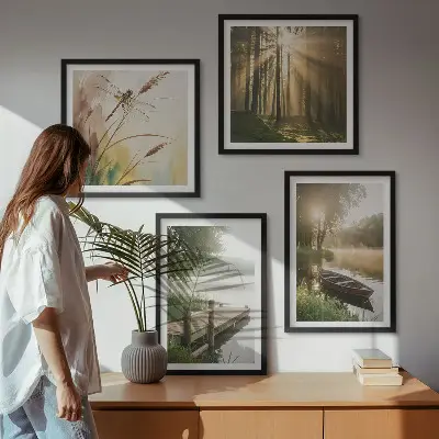 Billedvæg over sofa med motiv af sø, skov, båd og morgentåge