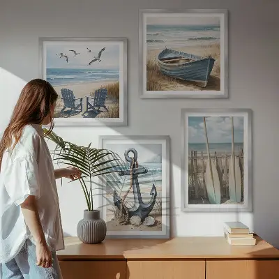 Billedvæg over sofa med motiv af anker, båd, årer og strand