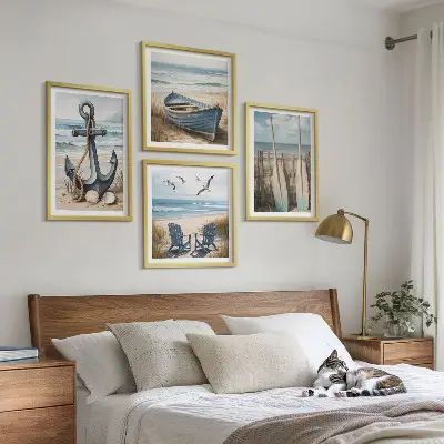 Billedvæg over sofa med motiv af anker, båd, årer og strand