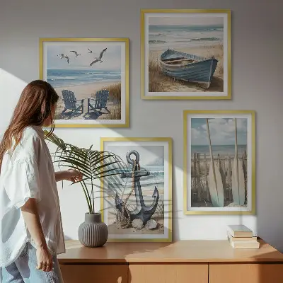 Billedvæg over sofa med motiv af anker, båd, årer og strand