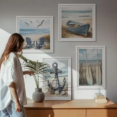 Billedvæg over sofa med motiv af anker, båd, årer og strand