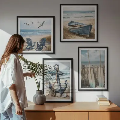 Billedvæg over sofa med motiv af anker, båd, årer og strand