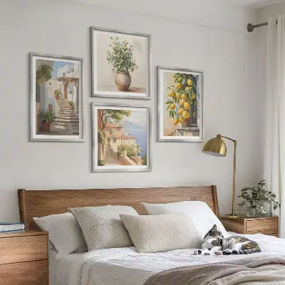 Billedvæg over sofa med motiver af planter i potter, citroner og gade