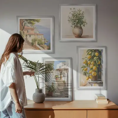 Billedvæg over sofa med motiver af planter i potter, citroner og gade