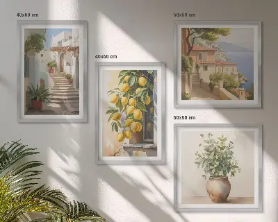 Billedvæg over sofa med motiver af planter i potter, citroner og gade