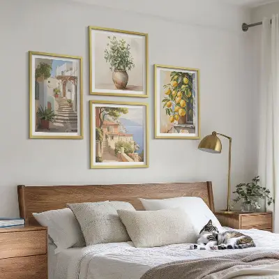 Billedvæg over sofa med motiver af planter i potter, citroner og gade