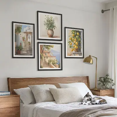 Billedvæg over sofa med motiver af planter i potter, citroner og gade