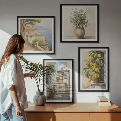 Billedvæg over sofa med motiver af planter i potter, citroner og gade