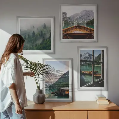 Billedvæg over sofa med motiv af bjergsø og hytter
