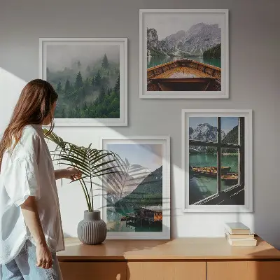Billedvæg over sofa med motiv af bjergsø og hytter