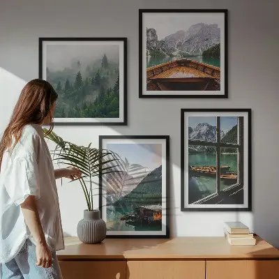 Billedvæg over sofa med motiv af bjergsø og hytter
