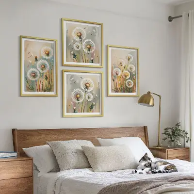 Billedvæg over sofa med mælkebøtteblomster og pastelgræsser