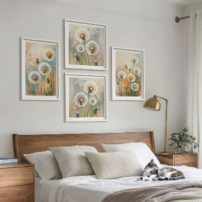 Billedvæg over sofa med mælkebøtteblomster og pastelgræsser