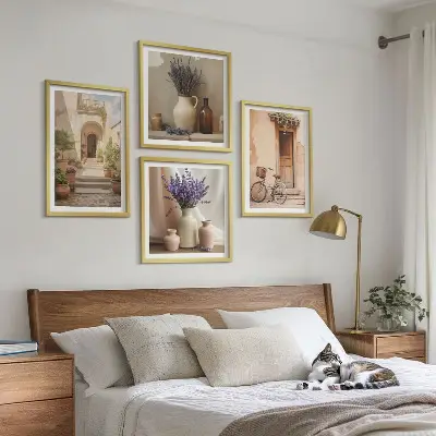 Billedvæg over sofa med lavendelblomster og arkitektur