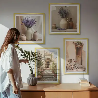 Billedvæg over sofa med lavendelblomster og arkitektur