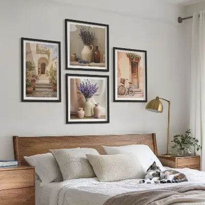 Billedvæg over sofa med lavendelblomster og arkitektur