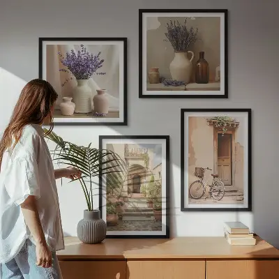Billedvæg over sofa med lavendelblomster og arkitektur