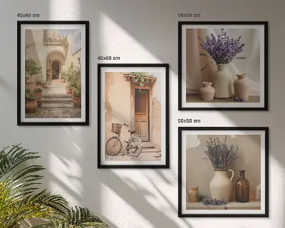 Billedvæg over sofa med lavendelblomster og arkitektur