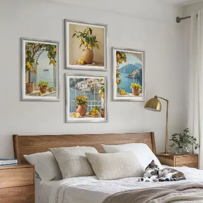 Billedvæg over sofa med motiv af hav, citroner og blomster