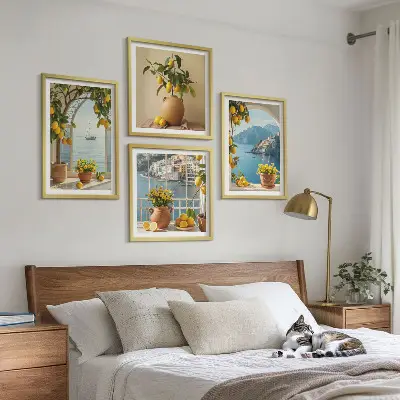 Billedvæg over sofa med motiv af hav, citroner og blomster