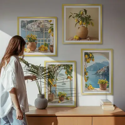Billedvæg over sofa med motiv af hav, citroner og blomster