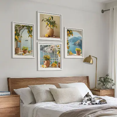Billedvæg over sofa med motiv af hav, citroner og blomster
