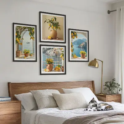 Billedvæg over sofa med motiv af hav, citroner og blomster