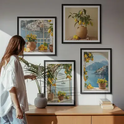 Billedvæg over sofa med motiv af hav, citroner og blomster