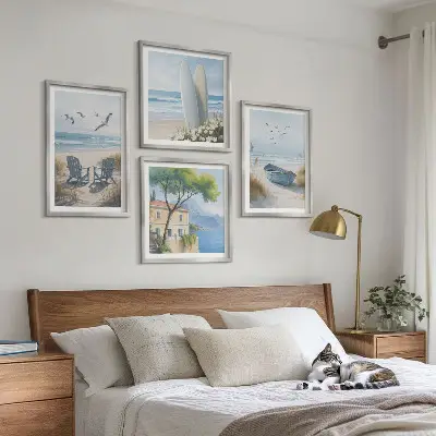 Billedvæg over sofa med motiv af strandbrætter, surfbåd og fugle