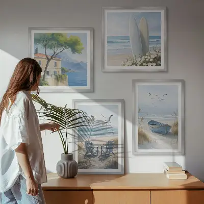 Billedvæg over sofa med motiv af strandbrætter, surfbåd og fugle