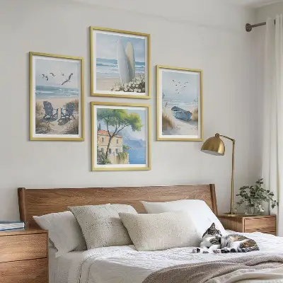 Billedvæg over sofa med motiv af strandbrætter, surfbåd og fugle