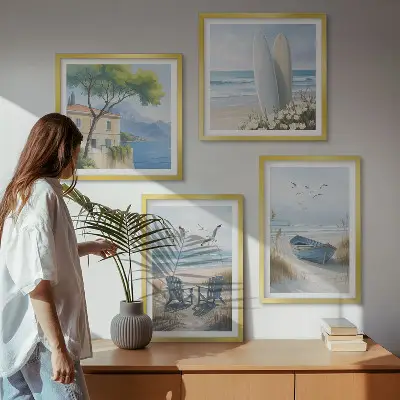 Billedvæg over sofa med motiv af strandbrætter, surfbåd og fugle