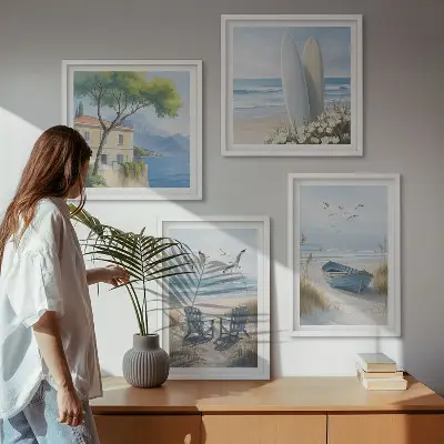 Billedvæg over sofa med motiv af strandbrætter, surfbåd og fugle