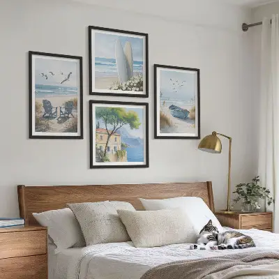 Billedvæg over sofa med motiv af strandbrætter, surfbåd og fugle