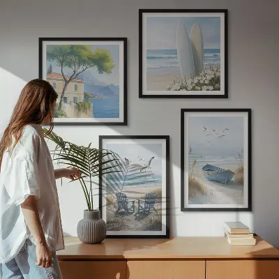 Billedvæg over sofa med motiv af strandbrætter, surfbåd og fugle