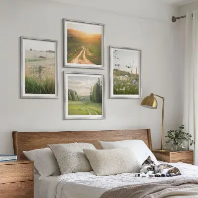 Billedvæg med landskabsmotiv natur med marker og sol over sofa