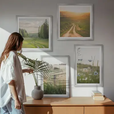Billedvæg med landskabsmotiv natur med marker og sol over sofa