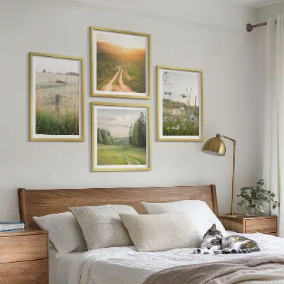Billedvæg med landskabsmotiv natur med marker og sol over sofa