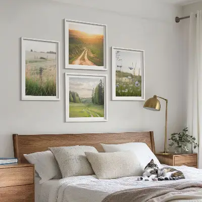 Billedvæg med landskabsmotiv natur med marker og sol over sofa