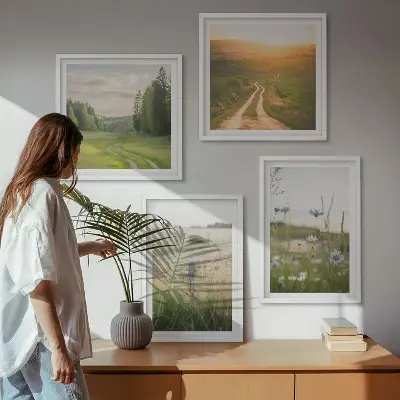 Billedvæg med landskabsmotiv natur med marker og sol over sofa