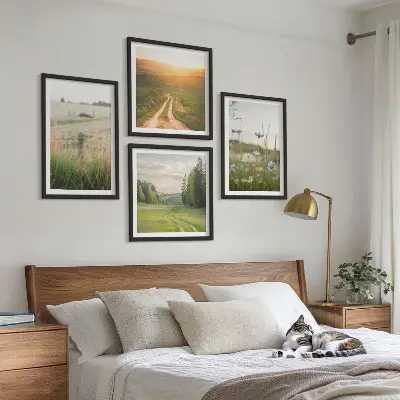 Billedvæg med landskabsmotiv natur med marker og sol over sofa
