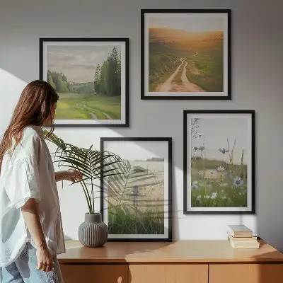 Billedvæg med landskabsmotiv natur med marker og sol over sofa
