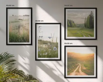 Billedvæg med landskabsmotiv natur med marker og sol over sofa