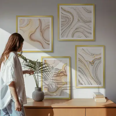 Billedvæg over sofa med lineære abstrakte motiver