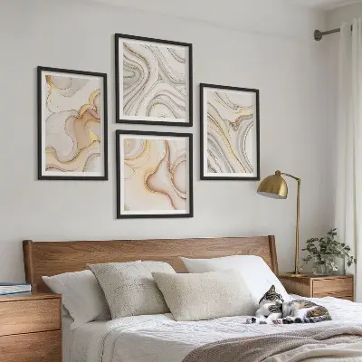 Billedvæg over sofa med lineære abstrakte motiver