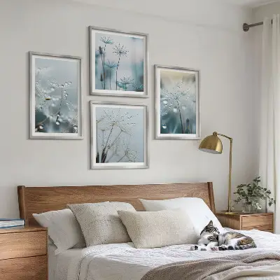 Billedvæg over sofa med motiv af dugdråber på mælkebøtter