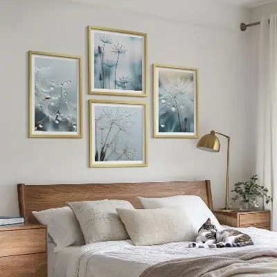 Billedvæg over sofa med motiv af dugdråber på mælkebøtter