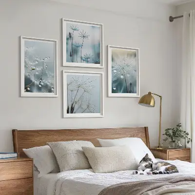 Billedvæg over sofa med motiv af dugdråber på mælkebøtter
