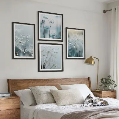 Billedvæg over sofa med motiv af dugdråber på mælkebøtter